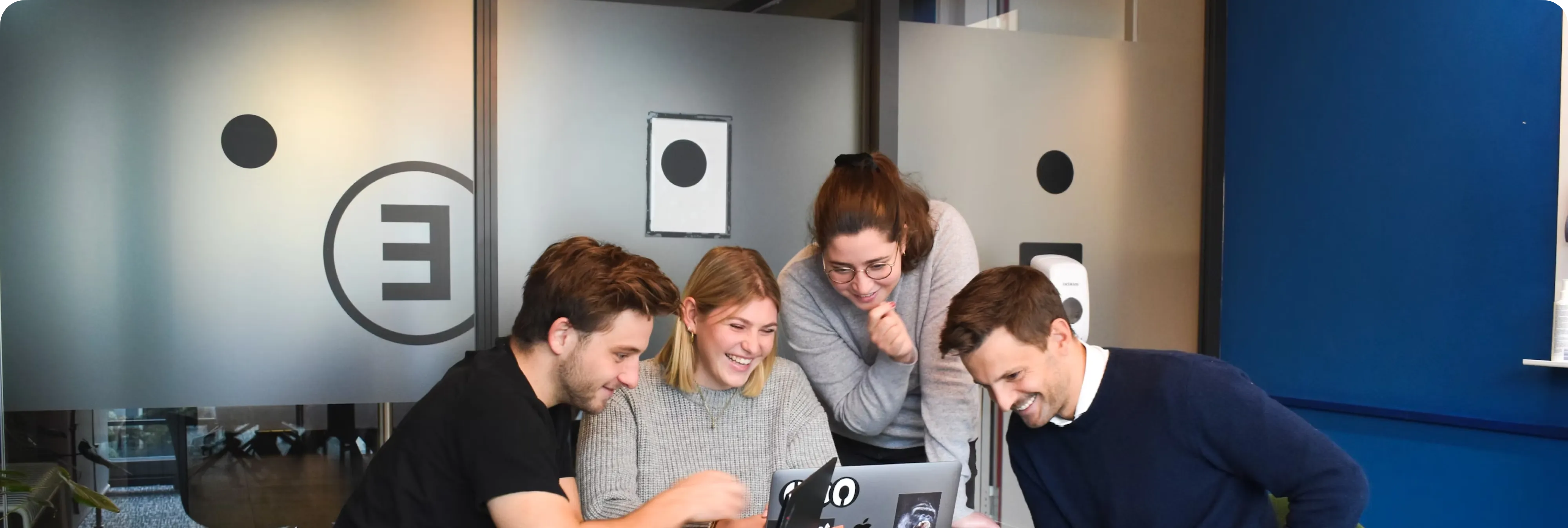 Fascinante Digital team working together