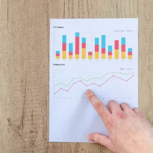 Persona revisando gráficos comparativos para análisis de competencia.